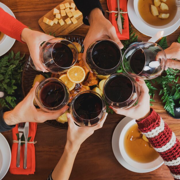 Cena de navidad con vista superior de copas de vino