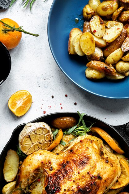 Cena navideña con pollo asado y papas fotografía de alimentos.