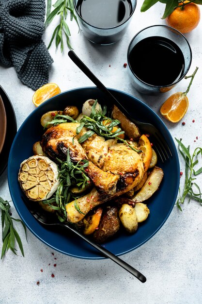 Cena navideña con pollo asado y papas fotografía de alimentos.