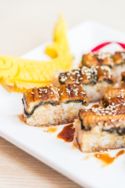 cena de pescado sashimi tradicional de sésamo