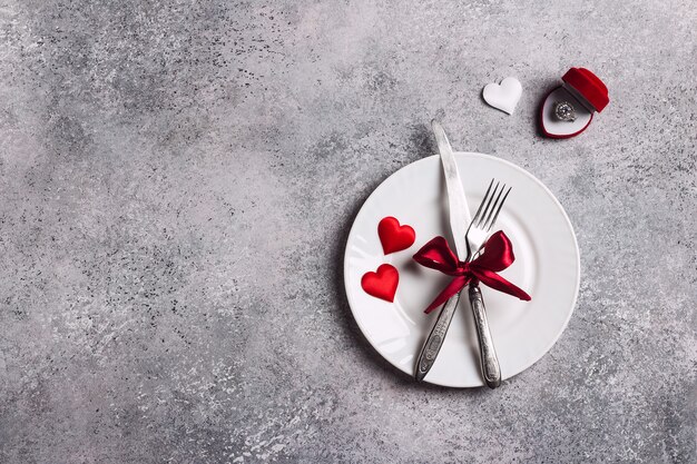 La cena romántica de la mesa del día de San Valentín me casará con el anillo de compromiso de boda en una caja