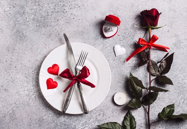 La cena romántica de la mesa del día de San Valentín me casó con la caja del anillo de compromiso de boda