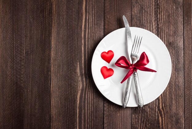 La cena romántica de la mesa del día de San Valentín me casó casándome con un cuchillo de tenedor.