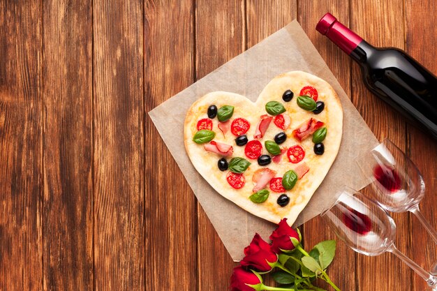 Cena romantica plana puesta con pizza.