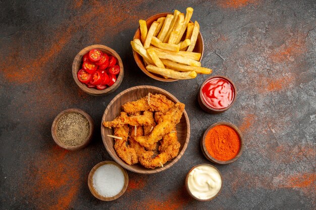 Cena sabrosa con pollo frito crujiente y patatas