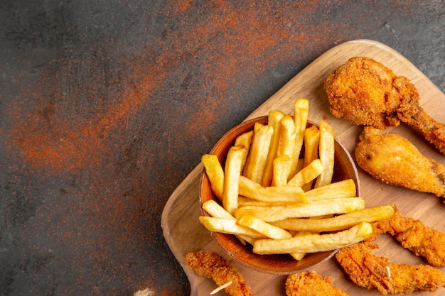 Cena sabrosa con pollo frito crujiente y patatas