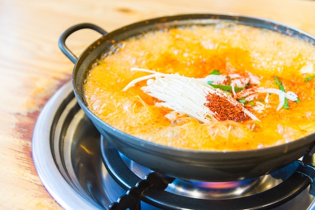 cena salsa de estofado de olla roja