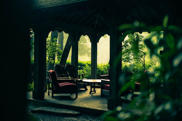 Cenador vacío en el jardín