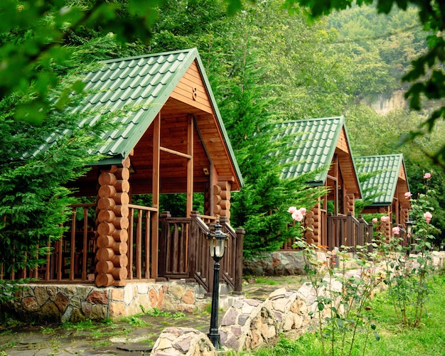 Cenadores de madera entre árboles y montañas.