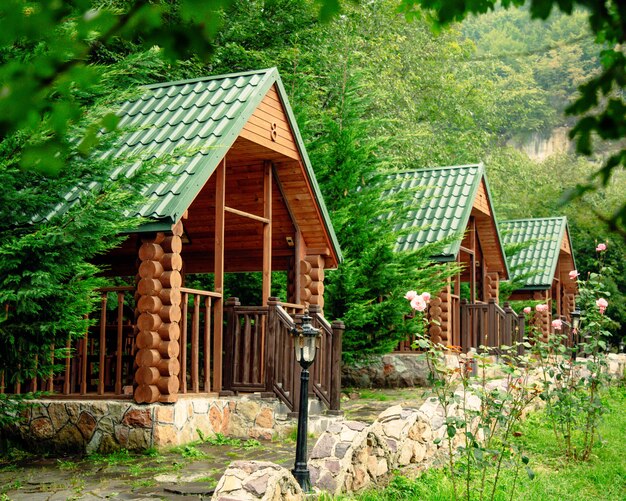 Cenadores de madera entre árboles y montañas.