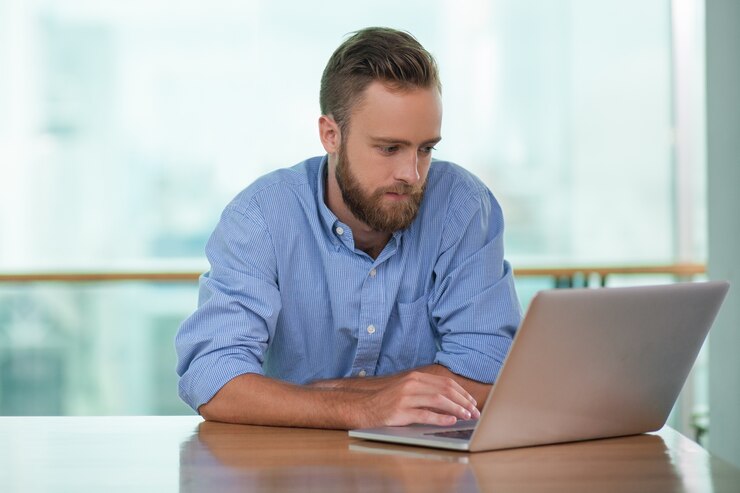 Foto gratuito centrado hombre de la barba trabajo en equipo portátil en el café