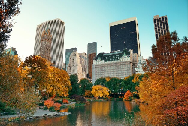 Central Park Autumn y el horizonte del centro de Manhattan en la ciudad de Nueva York