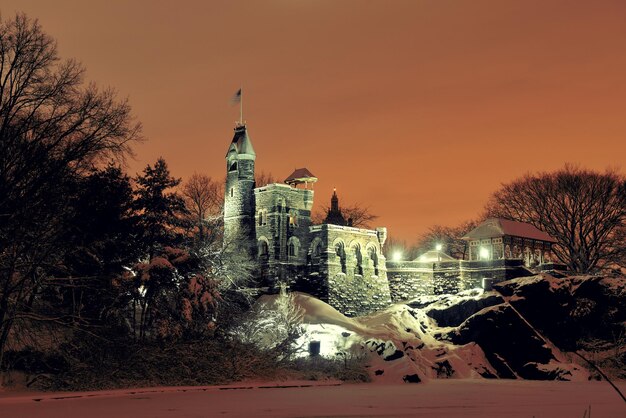 Central Park Belvedere Castle por la noche en invierno en el centro de Manhattan, Nueva York