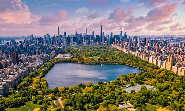 Central Park en Manhattan, Nueva York, un enorme y hermoso parque rodeado de rascacielos con un estanque