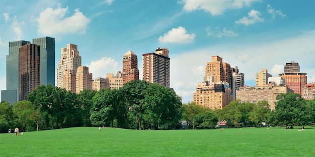 Central Park Spring con horizonte en el centro de Manhattan, Nueva York