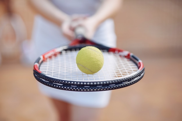 Foto gratuita centrarse en una raqueta con una pelota