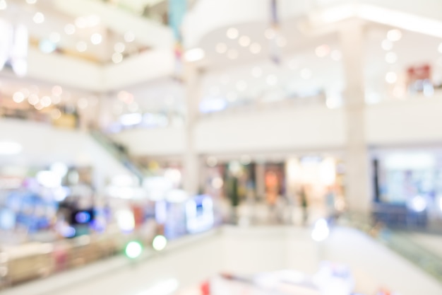 Centro comercial borroso con varias plantas