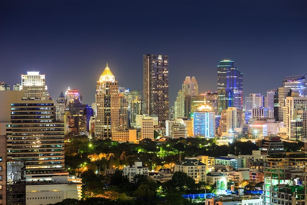 Centro y distrito de negocios en bangkok por la noche