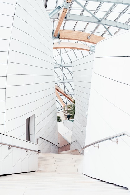 Centro de negocios blanco con hermosas texturas y un diseño único con escaleras interiores.