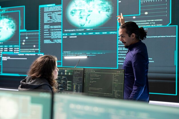 Centro de operaciones cibernéticas con hackers gubernamentales trabajando en seguridad digital