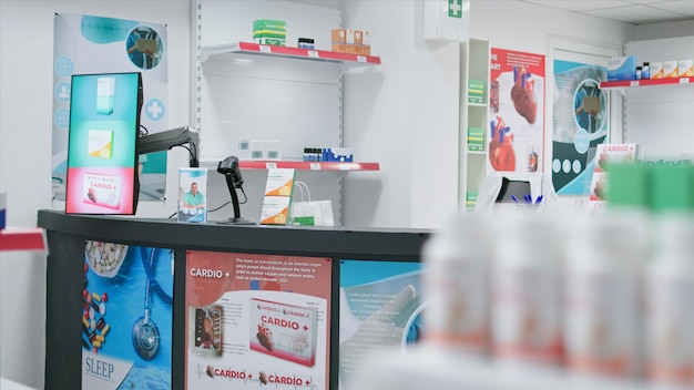 Centro de salud vacío con botellas y paquetes de medicamentos