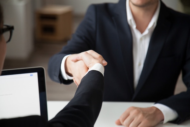 CEO estrechando la mano del candidato de trabajo masculino