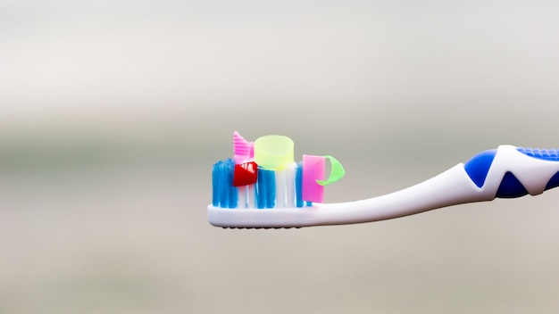 Cepillo de dientes de alto ángulo con piezas de plástico.