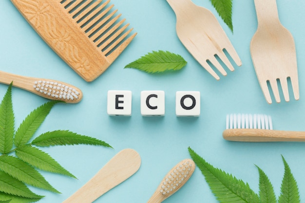 Foto gratuita cepillo de dientes ecológico y peine