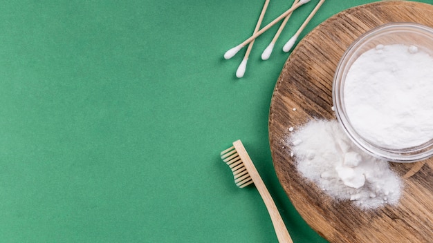 Cepillo de dientes y productos de limpieza ecológicos caseros