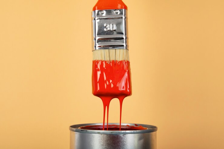 Foto gratuito cepillo de goteo de pintura roja brillante