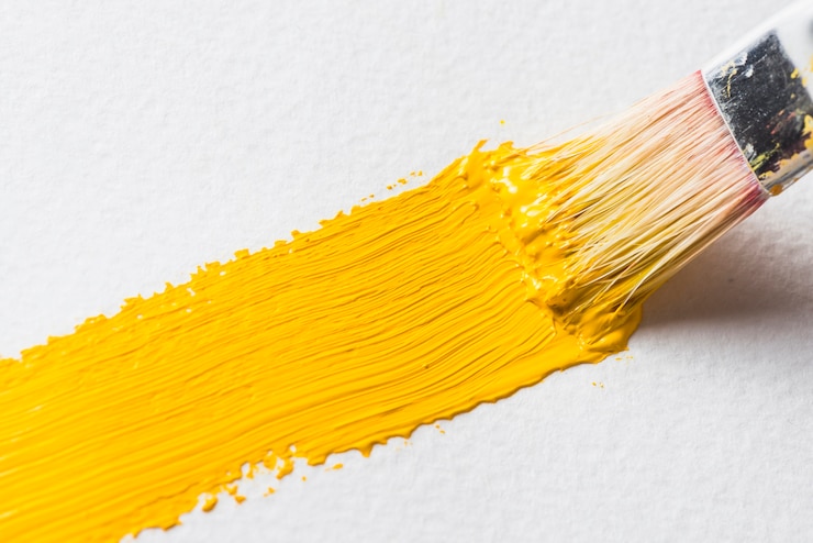Foto gratuito cepillo untando pintura brillante