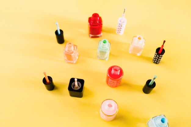 Cepillos y esmaltes de uñas