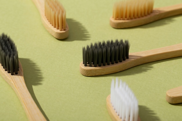 Foto gratuita cepillos orgánicos de alto ángulo sobre fondo verde