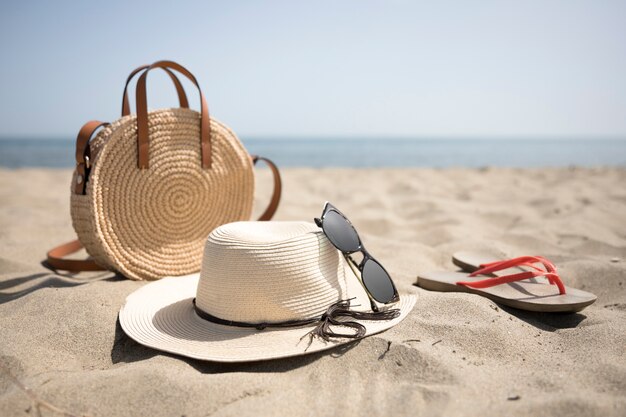 Cerca de accesorios de playa en la playa.