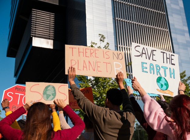 Foto gratuita cerca de activistas que protestaban al aire libre