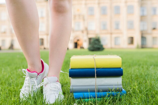 Cerca de adolescente caminando cerca de libros