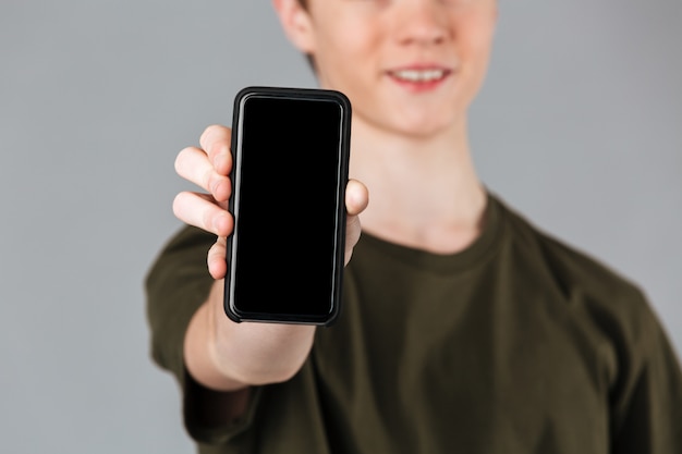 Cerca de un adolescente masculino sonriente