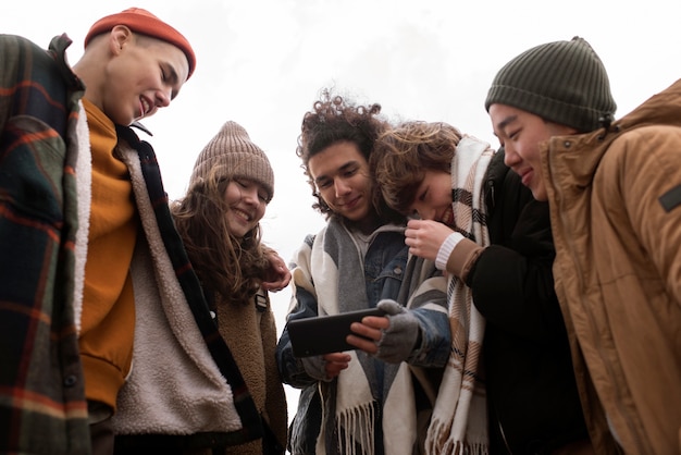 Cerca de adolescentes sonrientes juntos