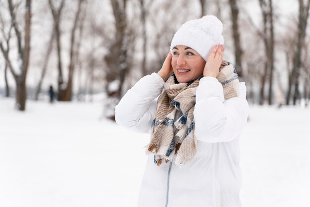 Cerca de adulto feliz jugando en la nieve.