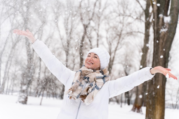 Cerca de adulto feliz jugando en la nieve.