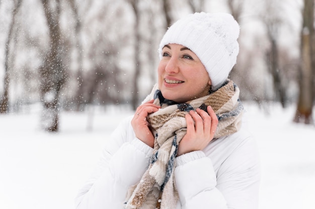 Cerca de adulto feliz jugando en la nieve.