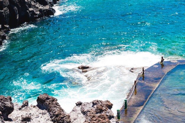 Cerca de agua cristalina ondulada a la orilla del mar