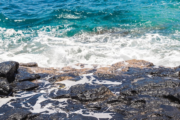 Foto gratuita cerca de agua cristalina ondulada a la orilla del mar