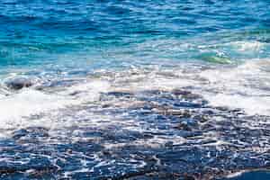 Foto gratuita cerca de agua cristalina ondulada en la playa