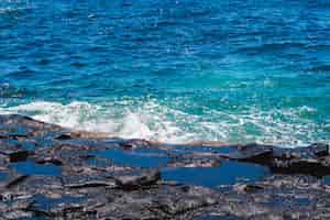 Foto gratuita cerca de agua cristalina ondulada en la playa