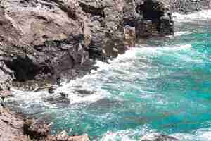 Foto gratuita cerca de agua cristalina ondulada en la playa