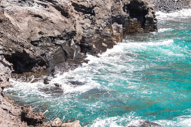 Cerca de agua cristalina ondulada en la playa