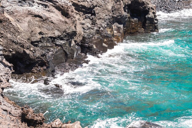 Cerca de agua cristalina ondulada en la playa