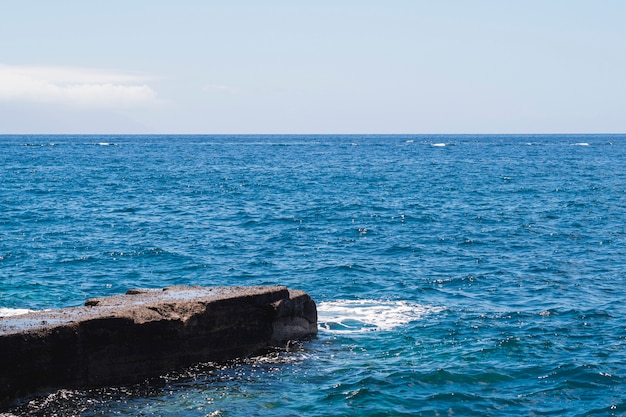 Cerca de agua cristalina en la playa