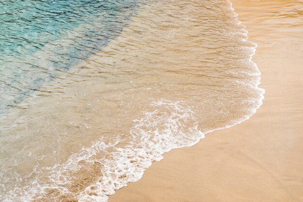 Cerca de agua de mar tocando arena en la orilla